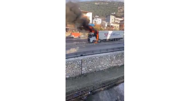 Hatay’da alev alan tır kullanılamaz hale geldi