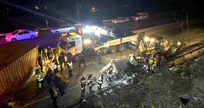Freni patlayan tır bir evin bahçe duvarını  yıkıp on metreden yola devrildi: 2 yaralı