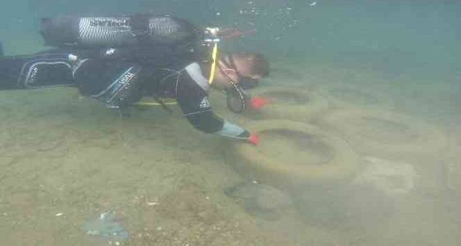 Hatay’da sahil güvenlik dalgıçlarından deniz temizliği