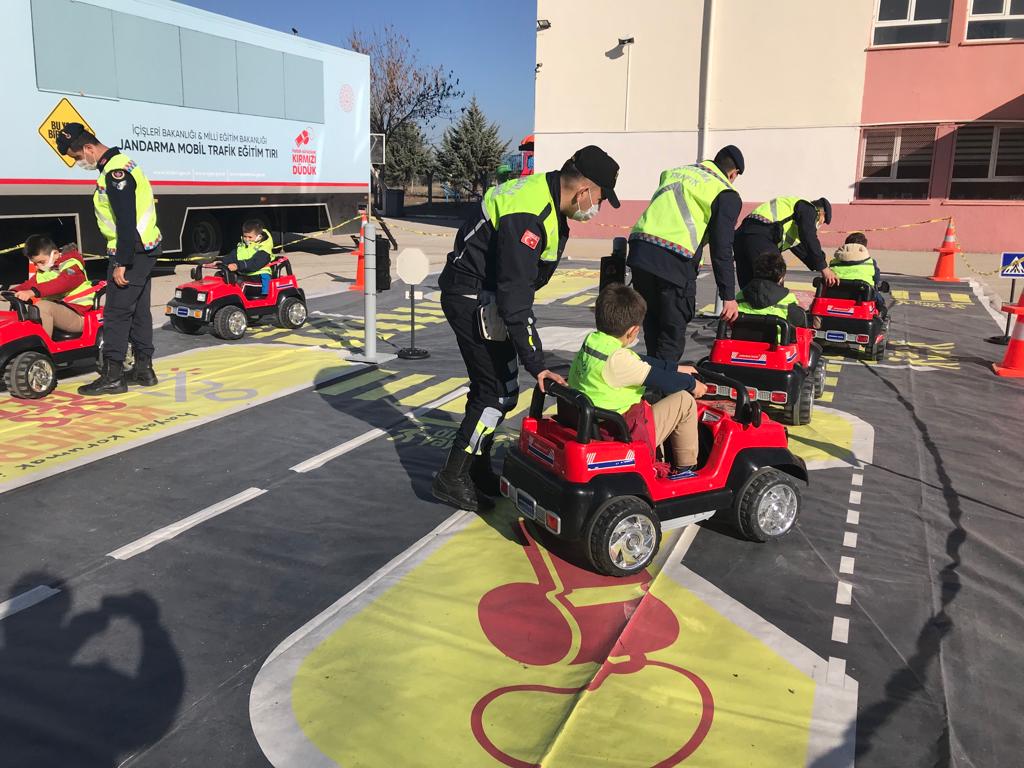 ‘JANDARMA MOBİL  TRAFİK EĞİTİM TIRI’ İSKENDERUN’DA