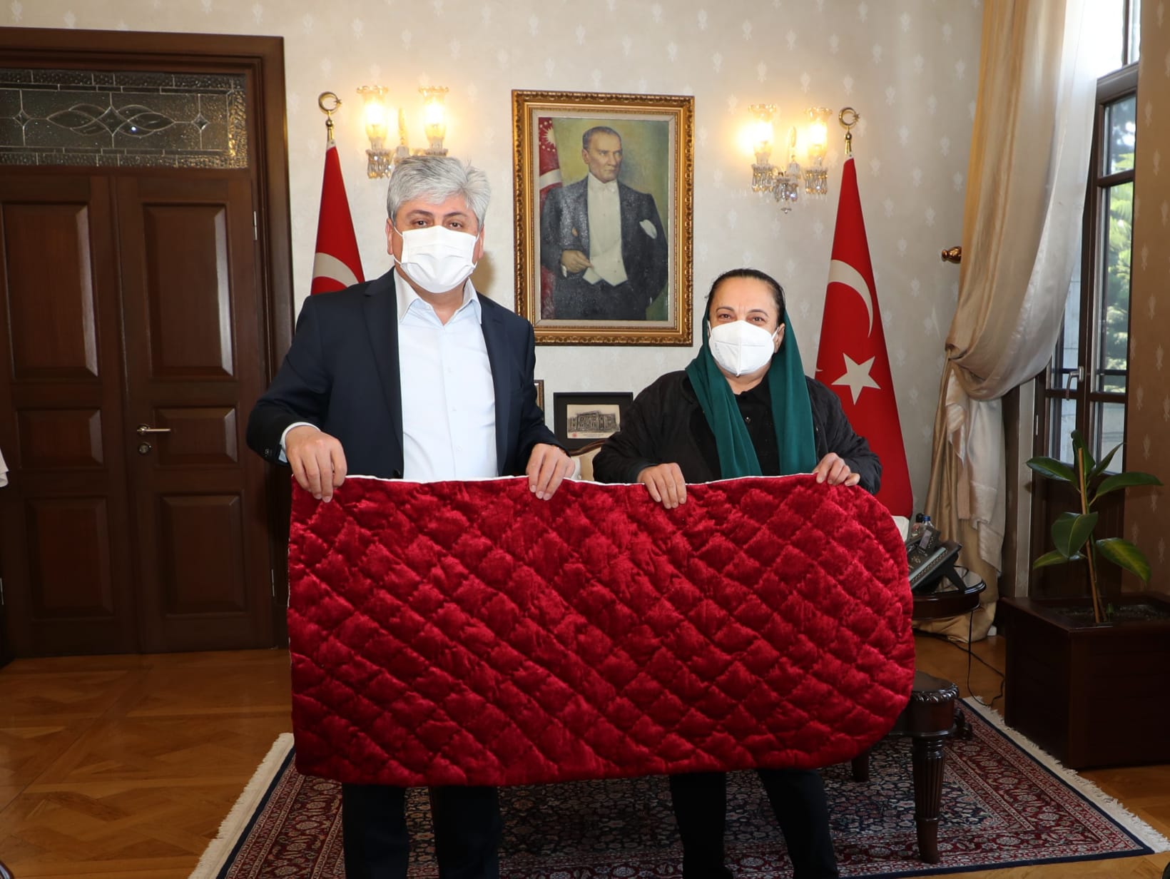 Vali Doğan, Yorgan Ustası Güzelyurt’u Kabul Etti