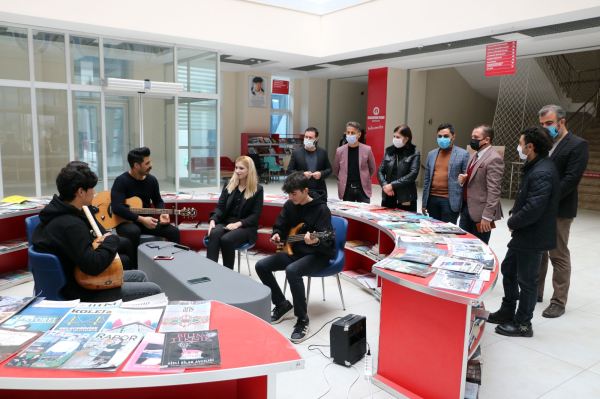 ÖĞ̆RENCİLERDEN MOTİVASYON KONSERİ