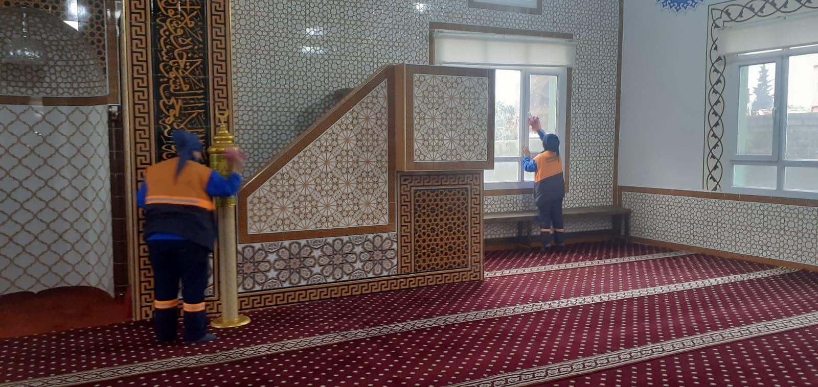 TEMİZLİK EKİPLERİNDEN CAMİ TEMİZLİĞİ