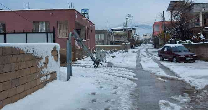 Hassa’da elektrik direkleri ve ağaçlar devrildi