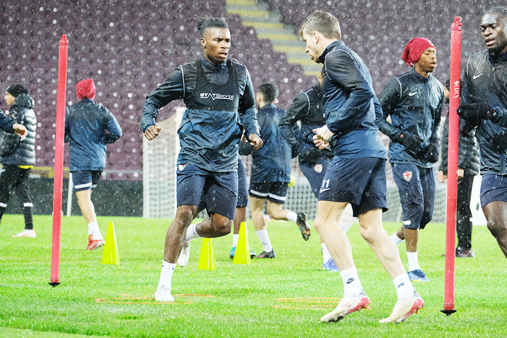 A.HATAYSPOR TOPBAŞI YAPIYOR