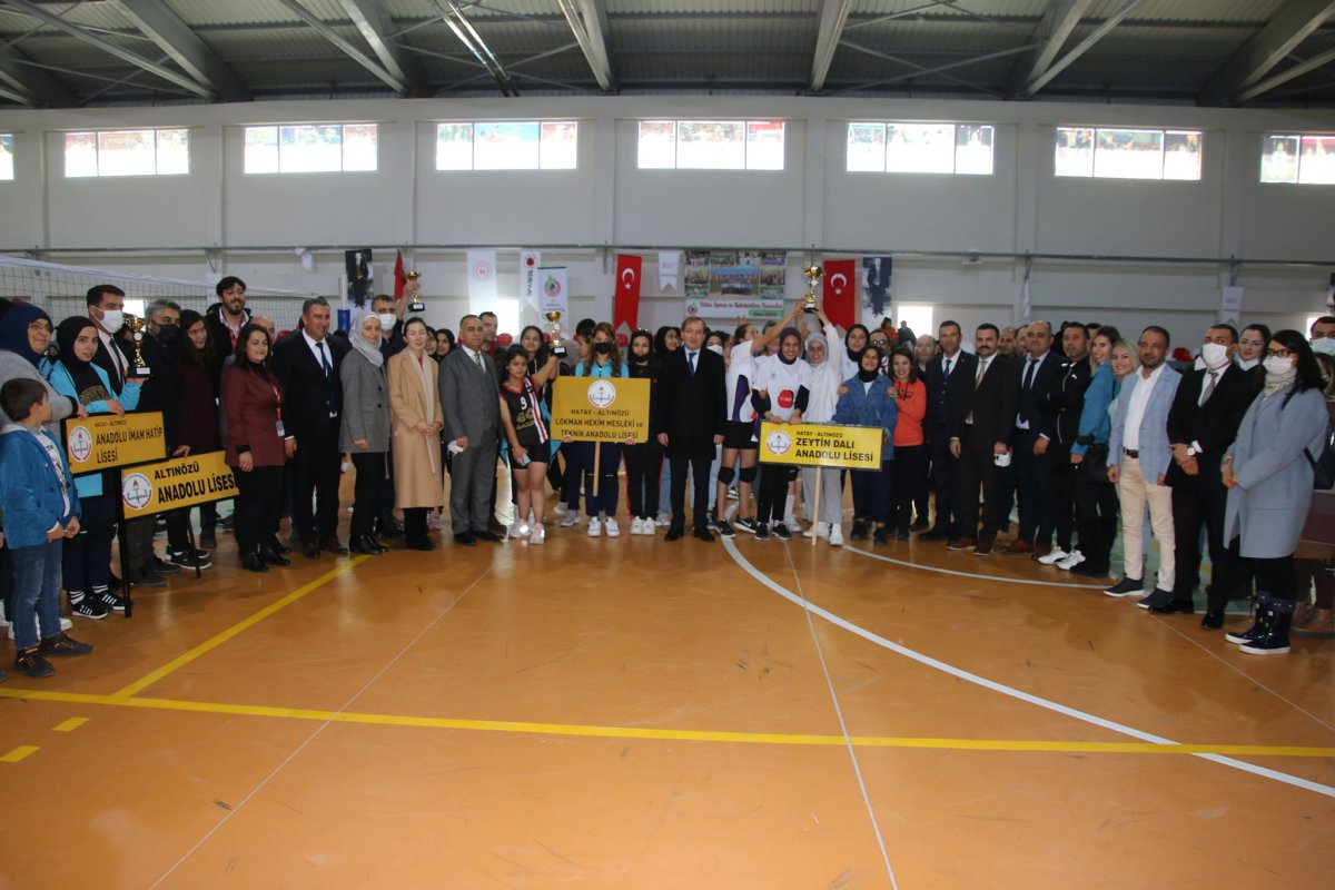 300 KIZ ÖĞRENCİYE SPOR MALZEMESİ