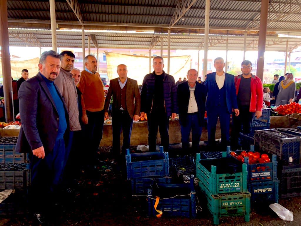 AK Parti, pazar yerinde esnafla buluştu