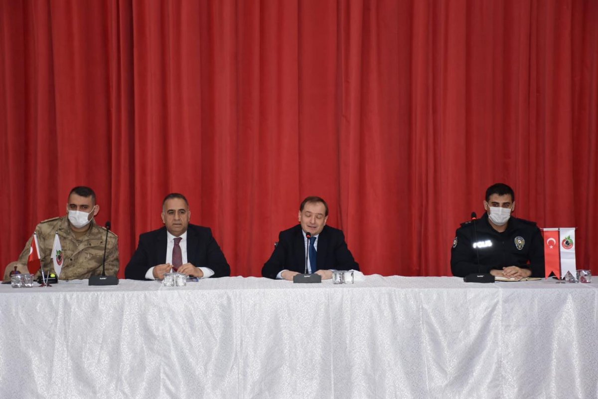 altinozu-nde-muhtarlarla-toplanti