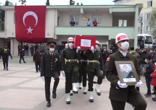 annesi-ve-ablasi-kamuflajini-giydi-hatayli-se-2-14762985_osd