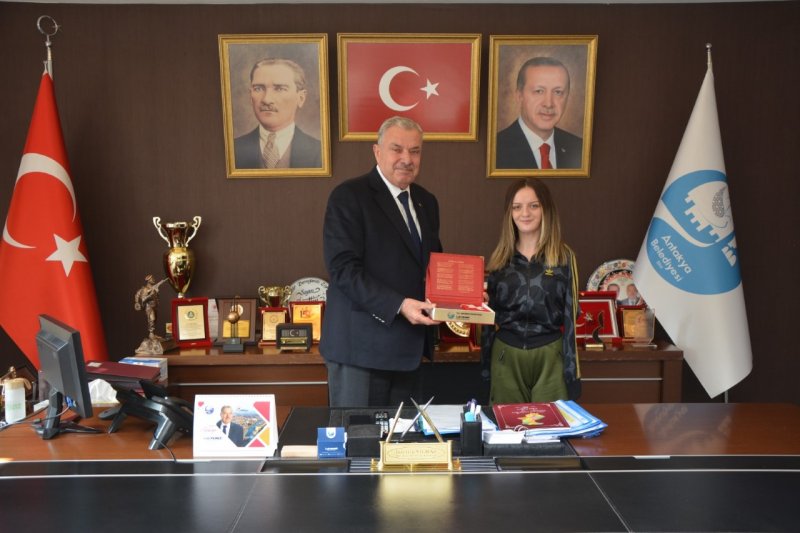 PARALİMPİK MİLLİ YÜZÜCÜ SÜMEYYE BOYACI BAŞKAN YILMAZ’I ZİYARET ETTİ