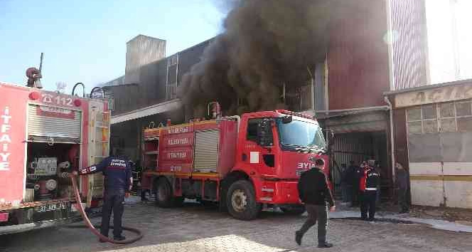 Hatay’da mobilya  atölyesinde yangın paniği