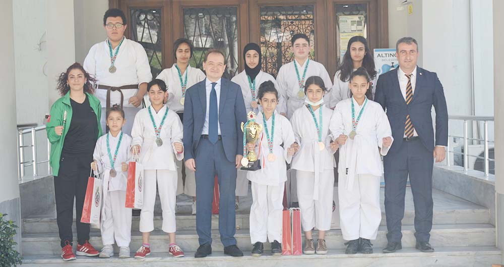 SPORCULARI TEBRİK EDİP HEDİYE VERDİ