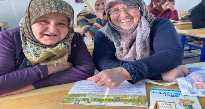 Hassa’da veliler çocuk ve torunları ile aynı sıralarda kitap okuyor