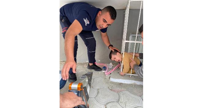 Kafası demir korkuluğa sıkışan çocuğu itfaiye kurtardı