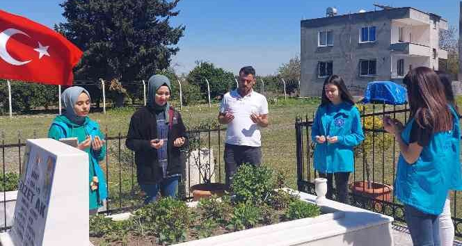 Gönüllü gençler şehit kabirlerini temizledi