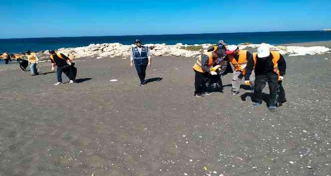 Samandağ sahilinde petrol kalıntıları için temizlik çalışması yapıldı