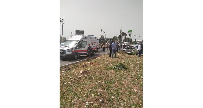 Kırıkhan’da ambulans ile çarpışan otomobilin sürücüsü yaralandı