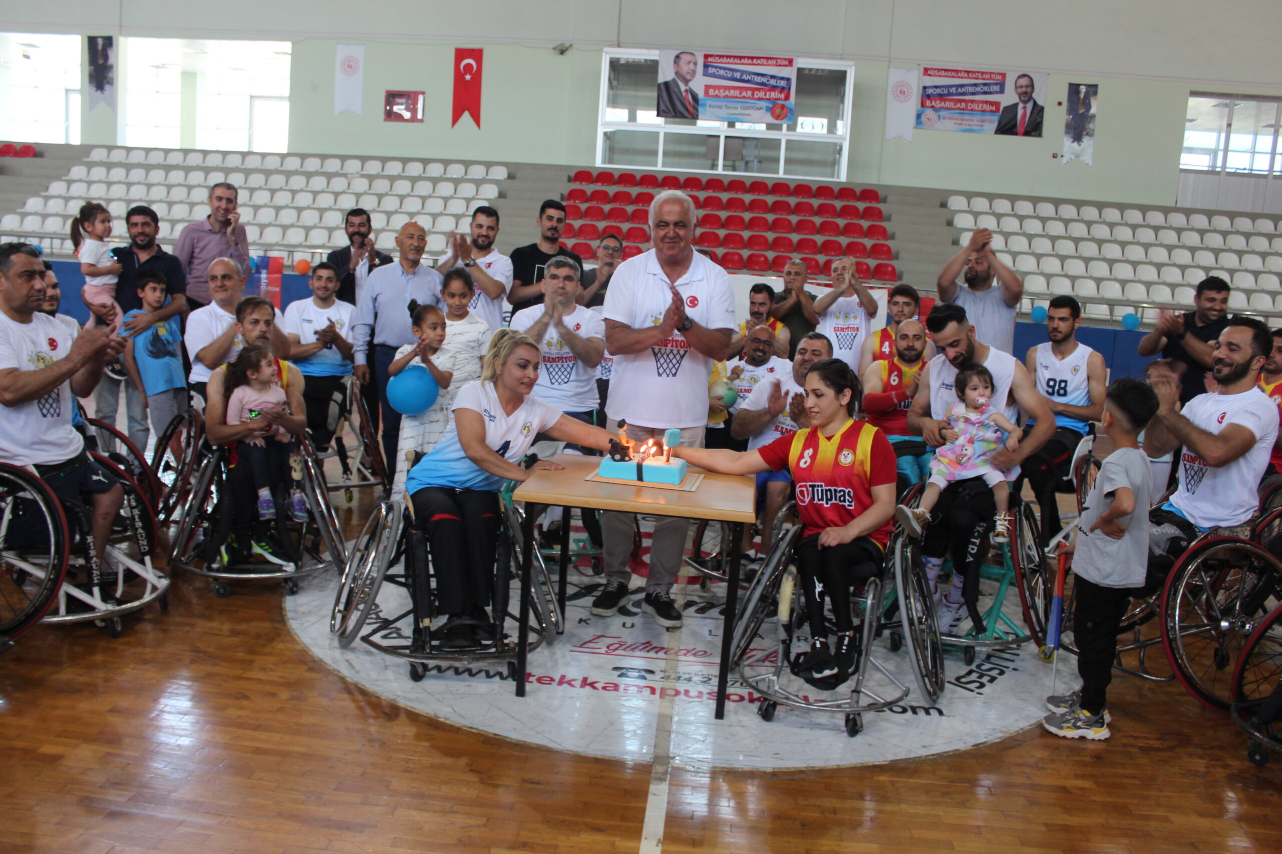 ŞAMPİYON İSKENDERUNLU ENGELLİ TEKERLEKLİ BASKETBOLCULARA PASTALI KUTLAMA