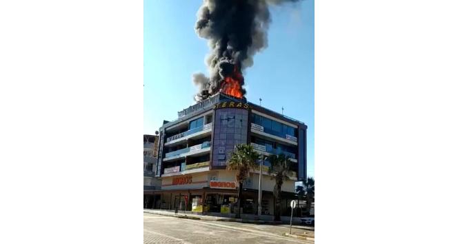 Arsuz’da alışveriş merkezinin teras katındaki kafede korkutan yangın