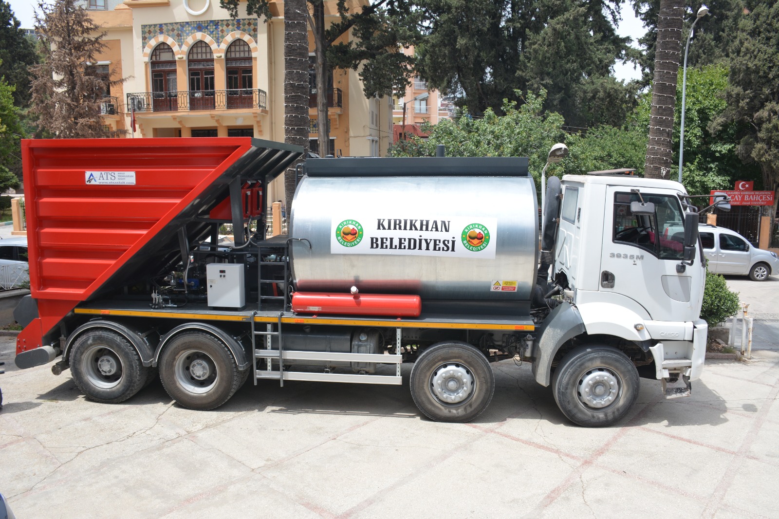 BAŞKAN YAVUZ KIRIKHAN’A YENİ ASFALT SATHİ KAPLAMA ARACI KAZANDIRDI