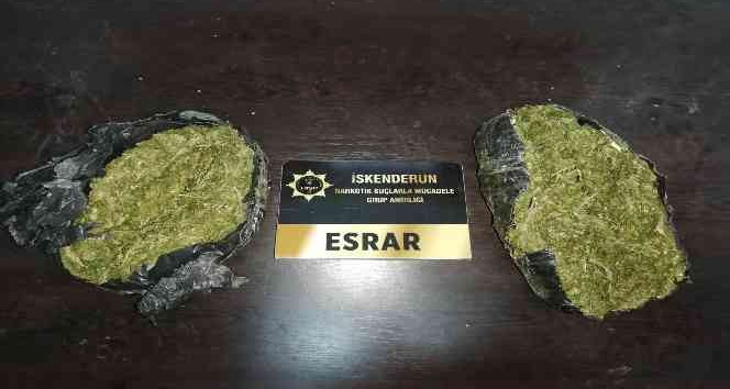 Otomobilin motor bölmesinden uyuşturucu çıktı