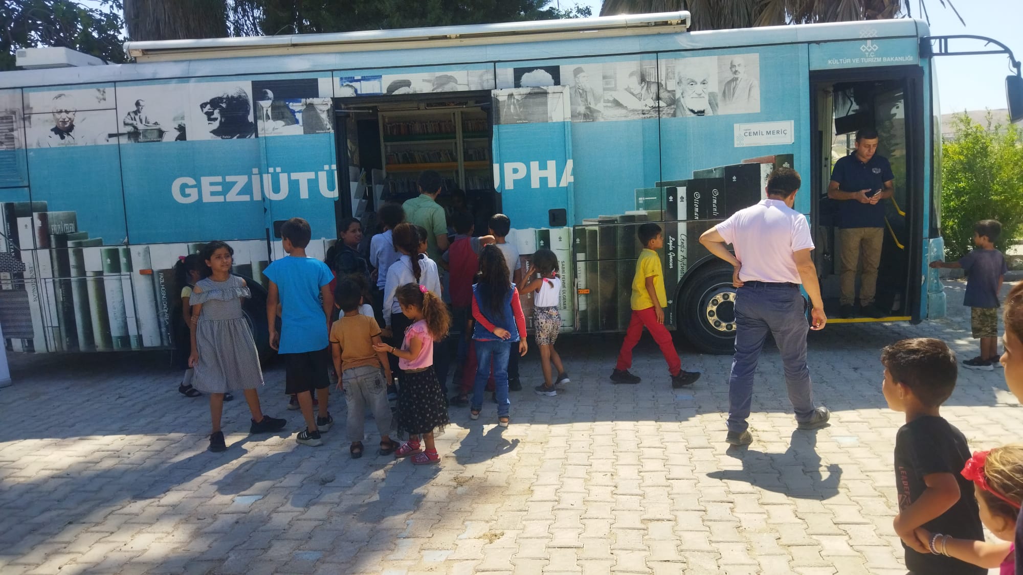 Kırıkhan’da mevsimlik tarım işçilerinin çocukları Gezici Kütüphane ile buluştu