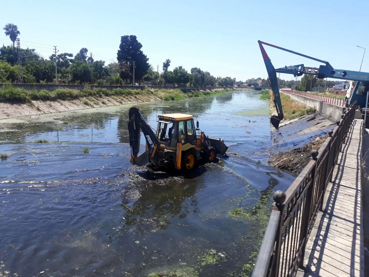İSKENDERUN BELEDİYESİ VE DSİ’DEN FEYEZANDA TEMİZLİK