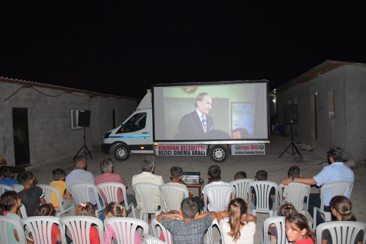 BAŞKAN YAVUZ GEZİCİ SİNEMA İLE KIRIKHAN’DA BİR İLKİ DAHA GERÇEKLEŞTİRDİ