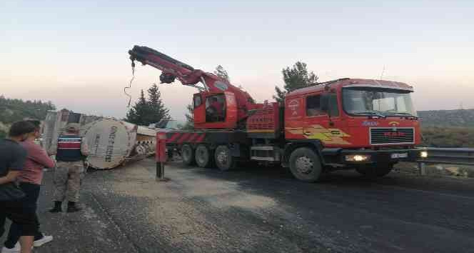 Yan yatan tanker trafiği kilitledi, kilometrelerce araç kuyruğu oluştu