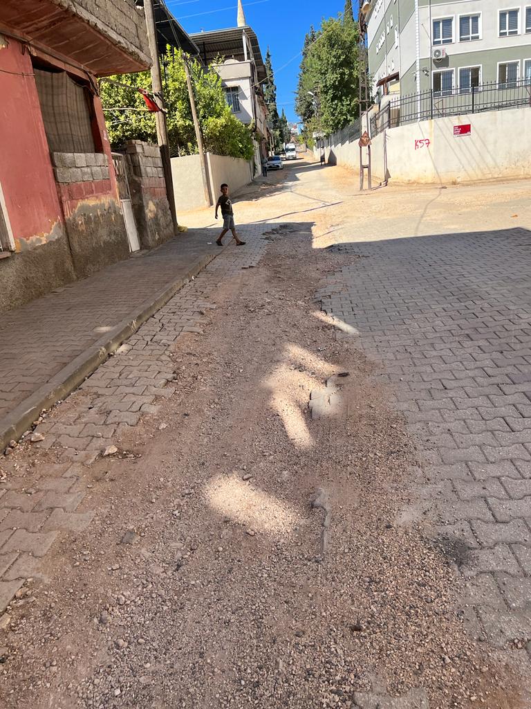 VATANDAŞ ADINA SORUYORUZ   “  KIRIKHAN’IN YOLLARINI KİMİN ASFALTLAMASI GEREKİYOR”