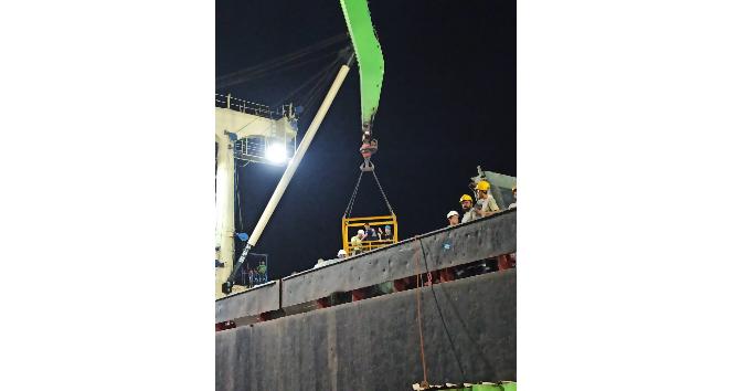 İskenderun’da gemi ambarına düşen işçi yaralandı