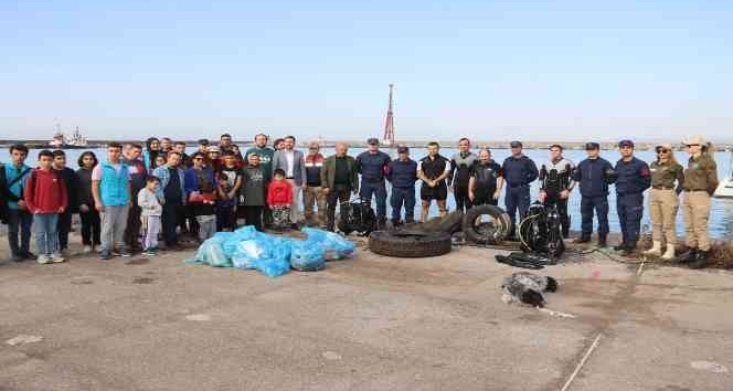 Dörtyol sahilinde çevre temizliği yaptılar