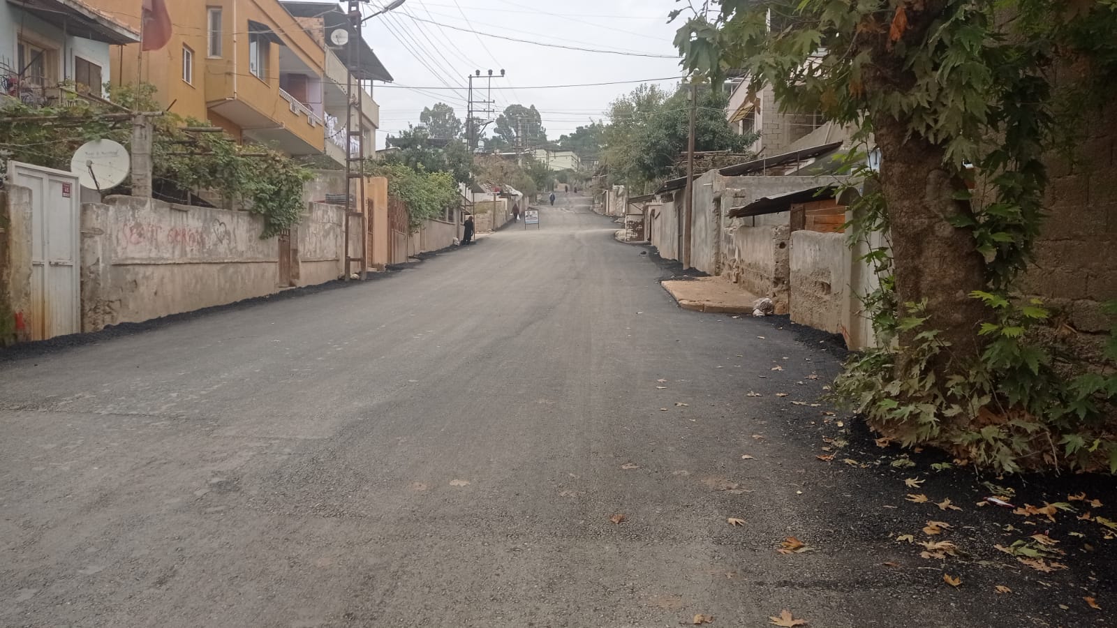 BAŞKAN YAVUZ KURTULUŞ MAHALLESİNDEN SICAK ASFALT ÇALIŞMALARINI BAŞLATTI