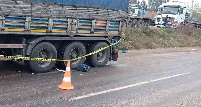 Tırın altında kalan motosiklet sürücüsü hayatını kaybetti