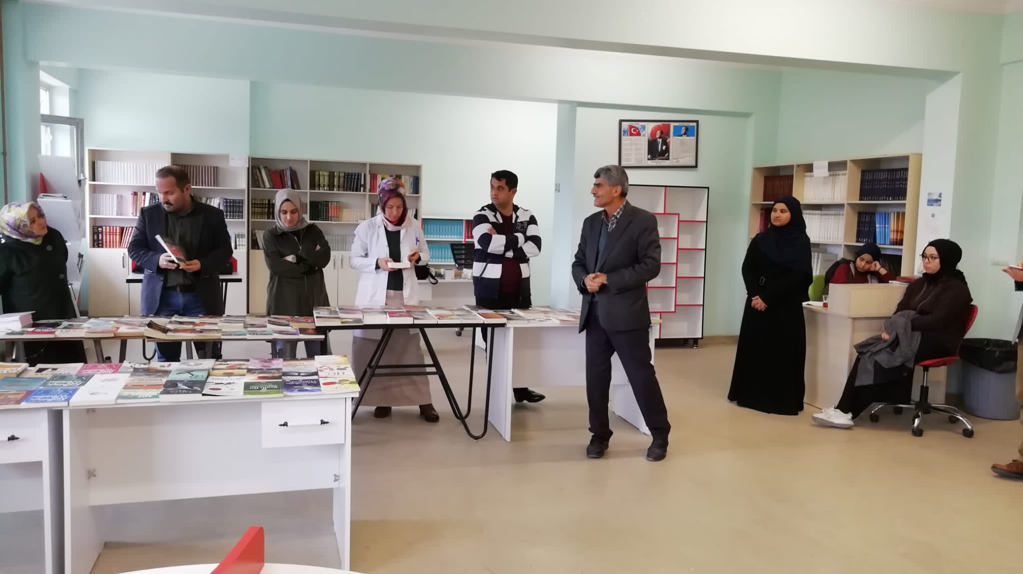 ÖRNEK ÖĞRETMEN…. OKUL KÜTAPHANESİNE 100 KİTAP BAĞIŞLADI      