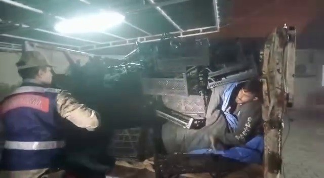 Kasaların arasından çıktılar  Hatay’da 23 göçmen ve kaçakçı yakalandı