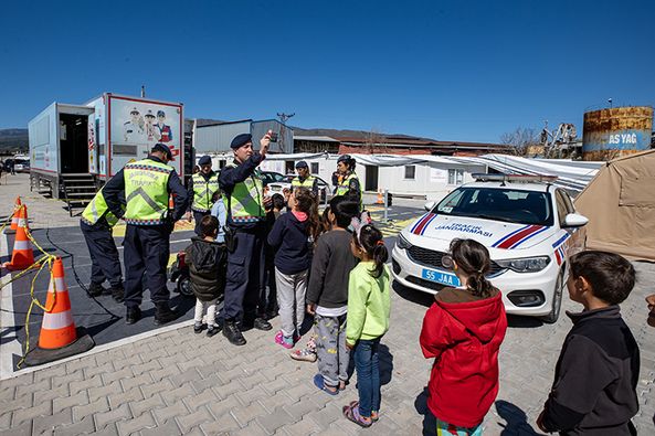 JANDARMA EKİPLERİ HATAY’DA ÇOCUKLARA TRAFİK KURALLARINI ÖĞRETİYOR