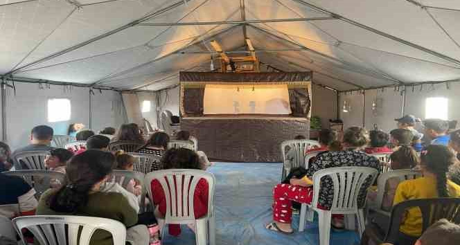 Çadır kentin çocukları Karagöz ve Hacivat’la eğlendi