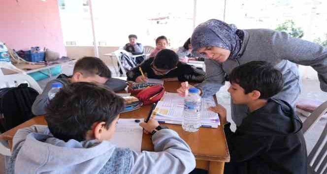 Örnek anne örnek öğretmen: Çatı katı okul oldu, öğrenciler ders başı yaptı