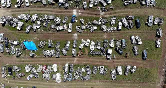 Hatay’da enkazdan çıkarılan binlerce araç mezarlığı andırıyor