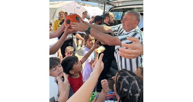 Depremzede çocukların gönüllerine dokunuldu