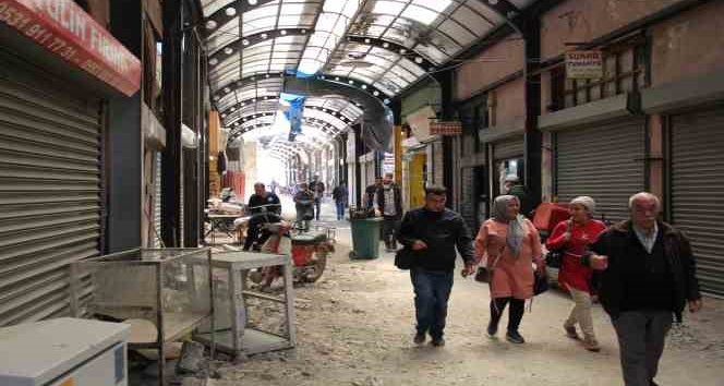 Tarihi Uzun Çarşı’da esnaf yaralarını sarıyor