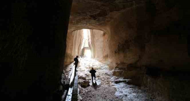 Depremin yorgunluğunu tarihi tünelin duvarlarına bıraktılar