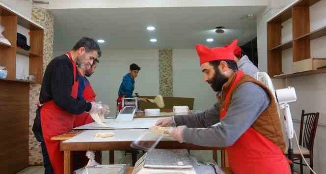Depremin etkilediği Hatay’da Ramazan’ın vazgeçilmezi “küncülü helva” geleneği sürüyor