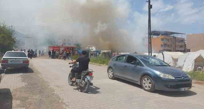 Kırıkhan’da çadırda çıkan yangın araçlara da sıçradı