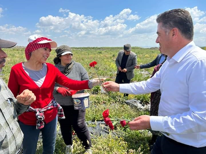 SERVET MULLAOĞLU’NDAN TARIM İŞÇİLERİNE ZİYARET