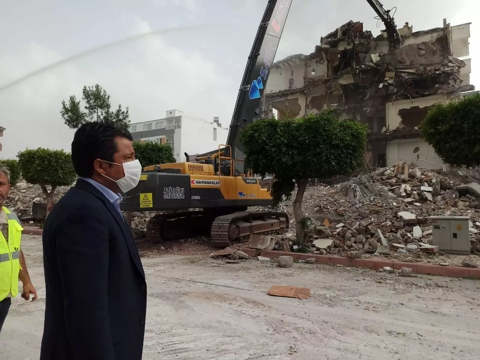 KAYMAKAM DEMİRYÜREK, “9 AYRI BÖLGEDE 9 AYRI FİRMA YIKIMI SÜRDÜRÜYOR, 4 AYDA BİTİRMEYİ HEDEFLİYORUZ”