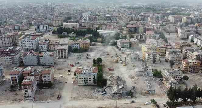 Depremin vurduğu Hatay’da ağır hasarlı binalar yıkılıyor