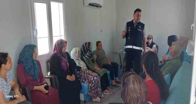 Polis, konteyner kentte vatandaşları bilgilendirdi