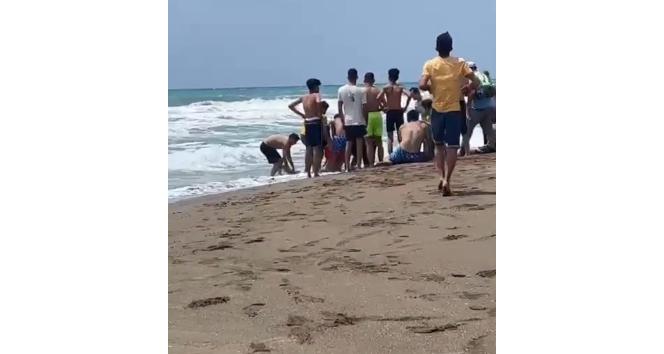 Denizde çocuklarını kurtarmak isteyen baba yaşamını yitirdi
